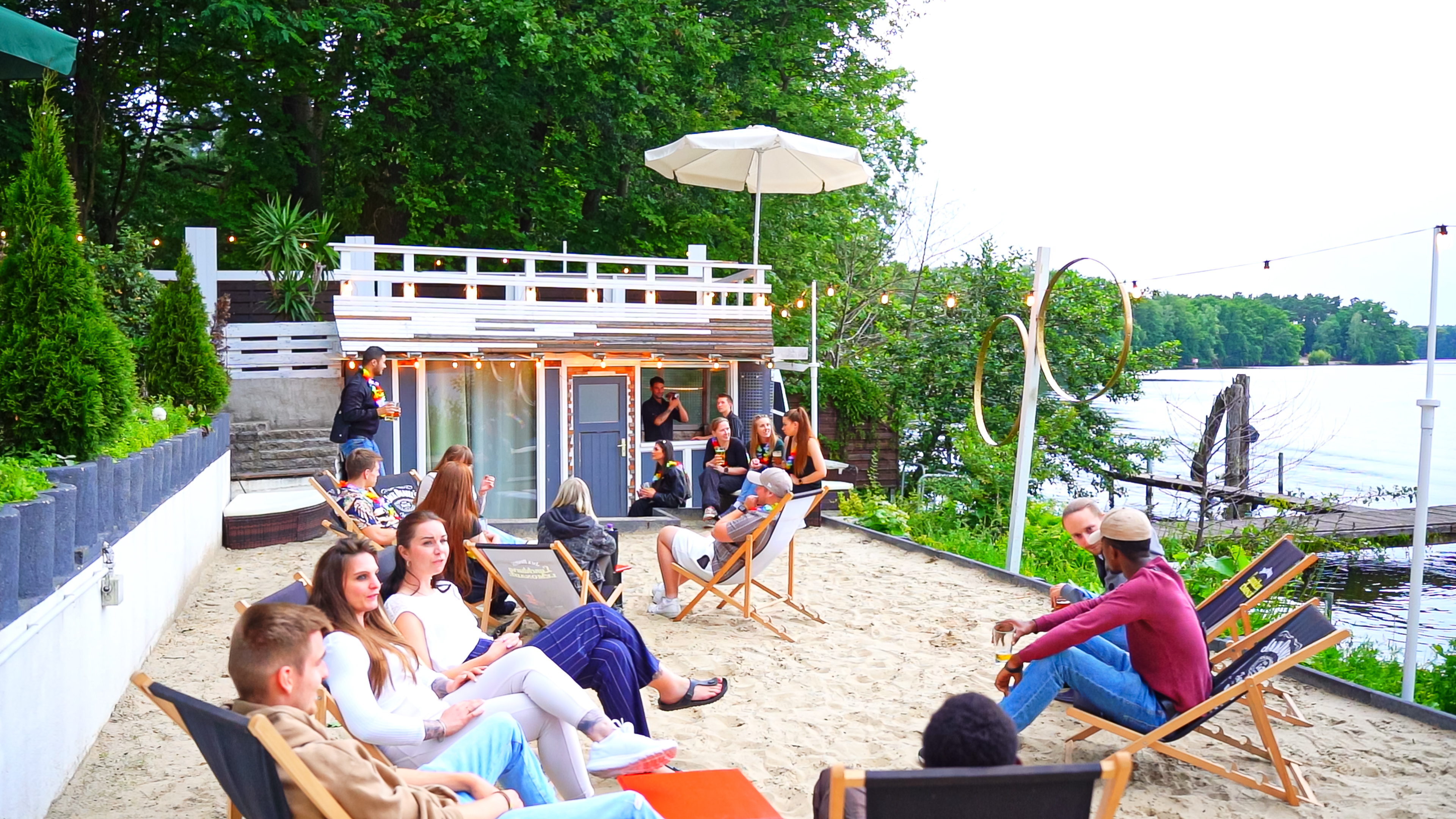 Holzterrasse mit Seeblick