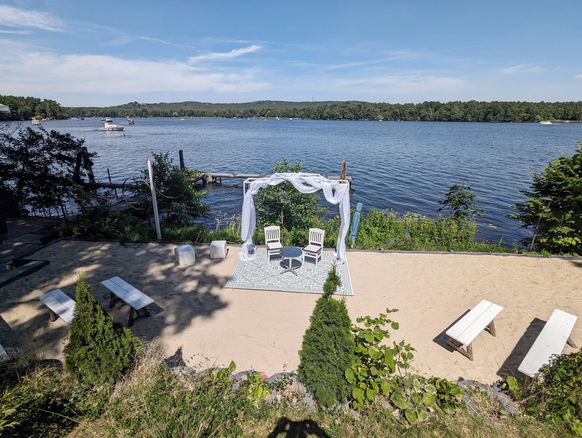 Sandstrand mit Traubogen, Liegen und freiem Blick ueber den See in Berlin-Treptow-Köpenick.