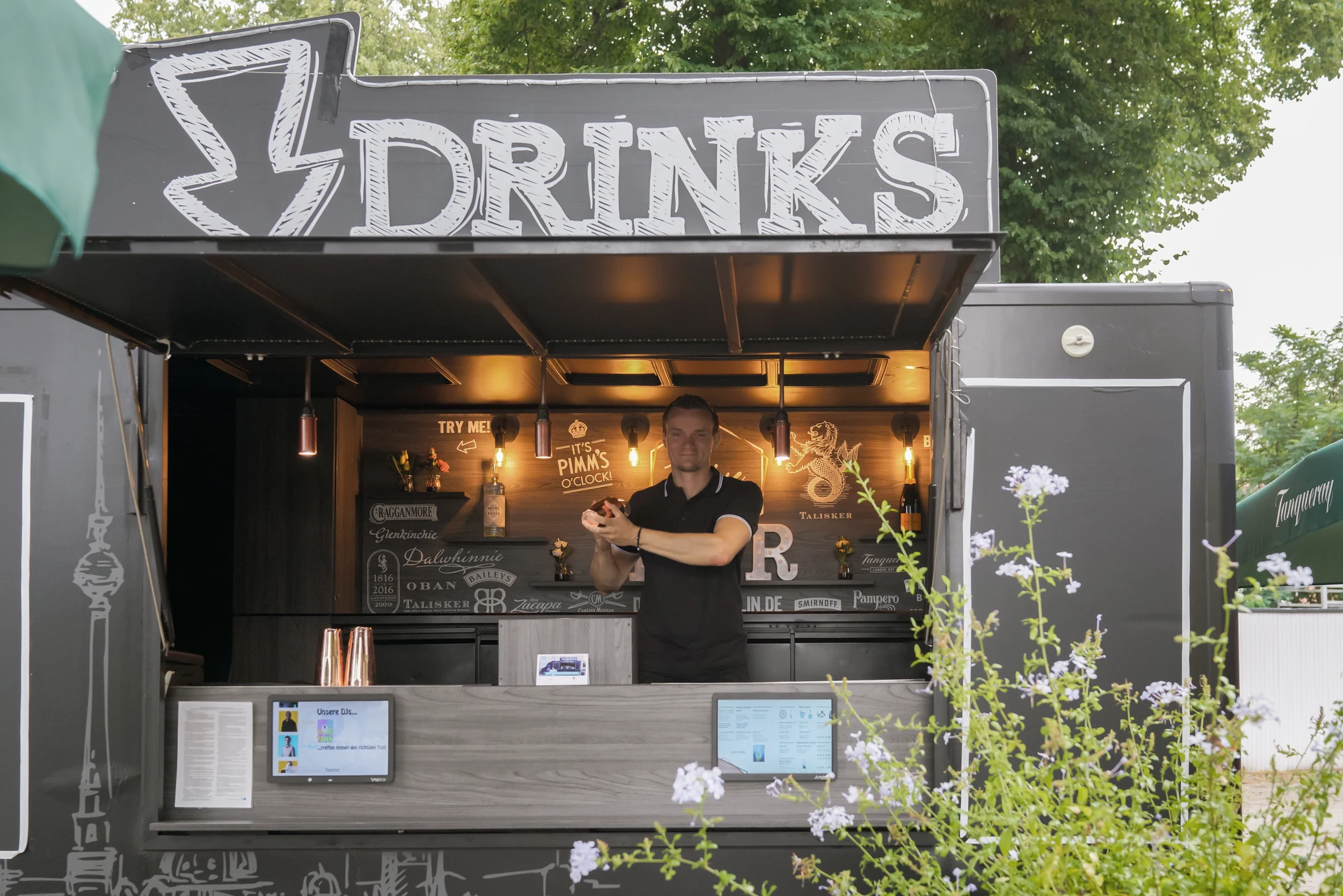 Mobiler Drinks-Stand mit Barpersonal auf dem Eventgelaende in Richtershorn.
