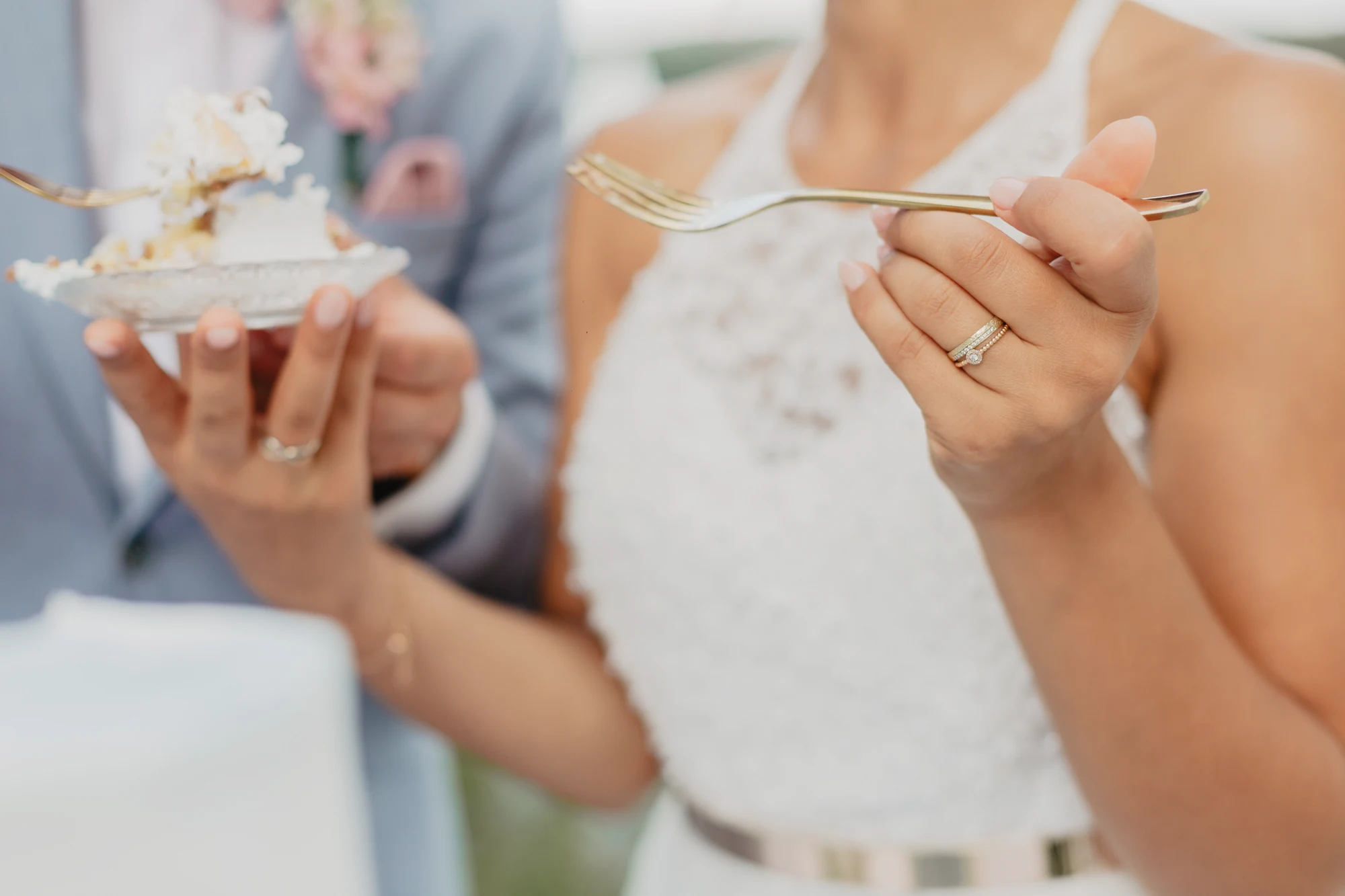 Gast isst ein Stueck Hochzeitstorte bei einer Feier in Richtershorn.