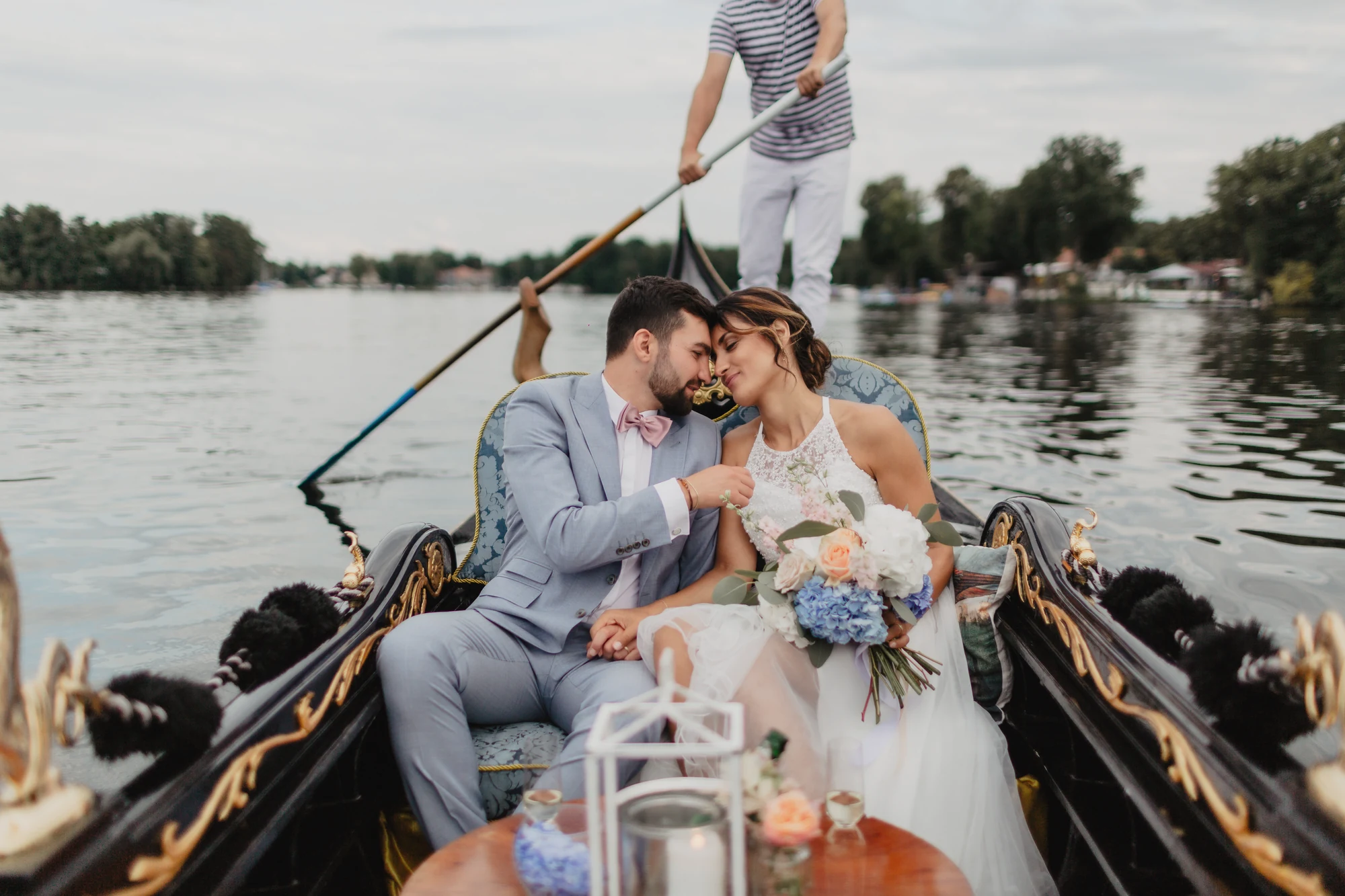 Brautpaar sitzt in einer Gondel auf dem See und geniesst einen ruhigen Moment.