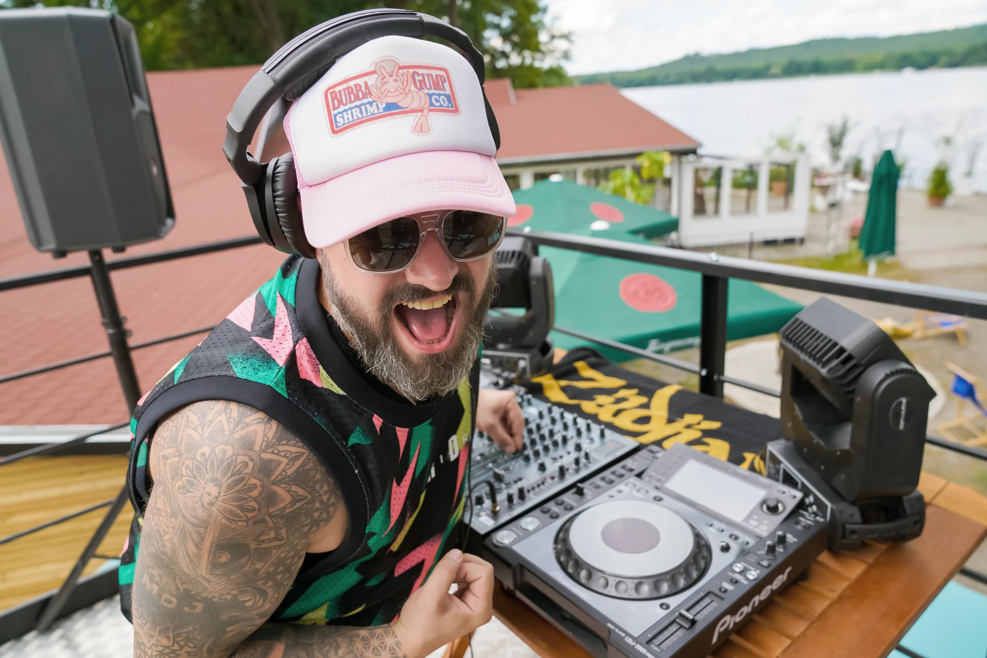 Gut gelaunter DJ am Mischpult auf einem Eventtruck in Richtershorn.