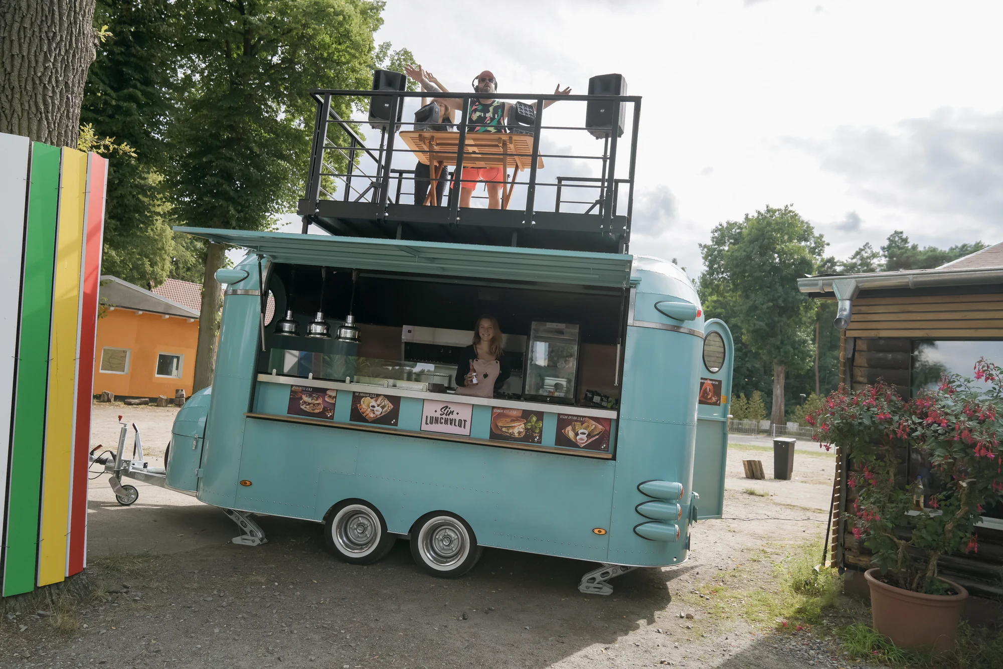Foodtruck mit Dachbereich und Barfenster auf dem Hof der Eventlocation.