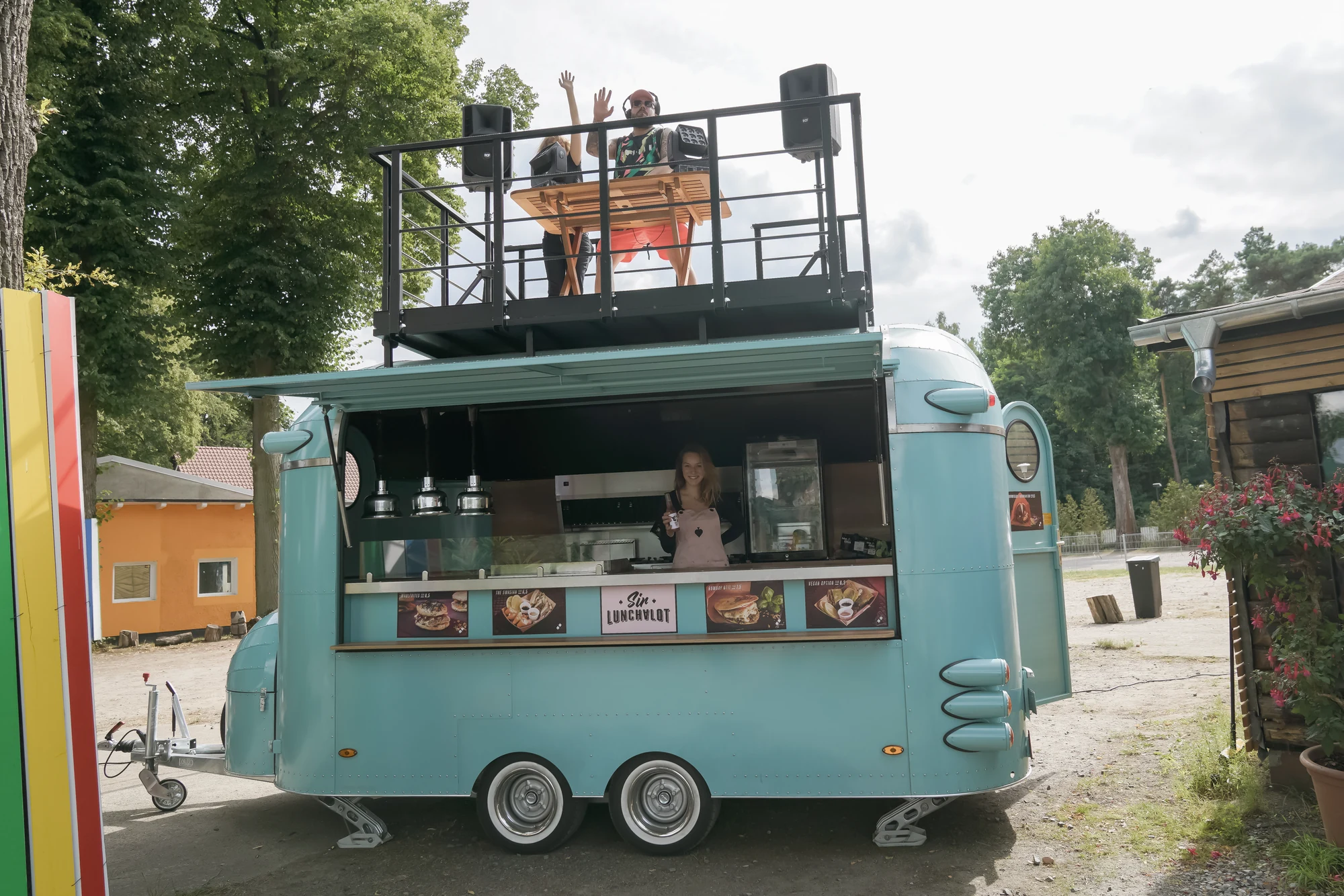 Tuerkiser Foodtruck mit Dachterrasse auf dem Eventgelaende des Richtershorns.