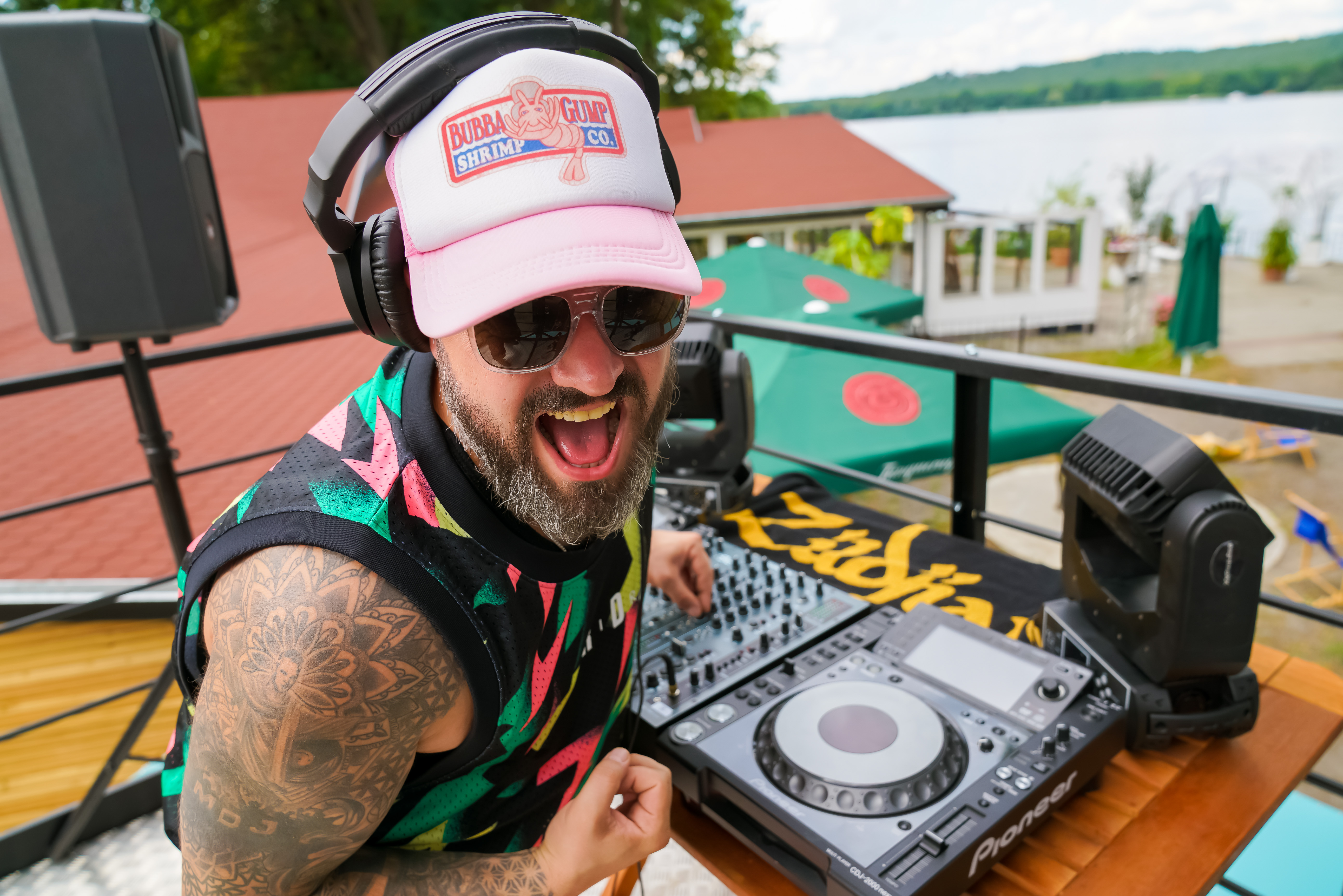 Gut gelaunter DJ am Mischpult auf einem Eventtruck am Richtershorn.